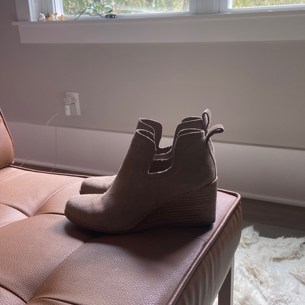 TOMS WEDGE BOOTS